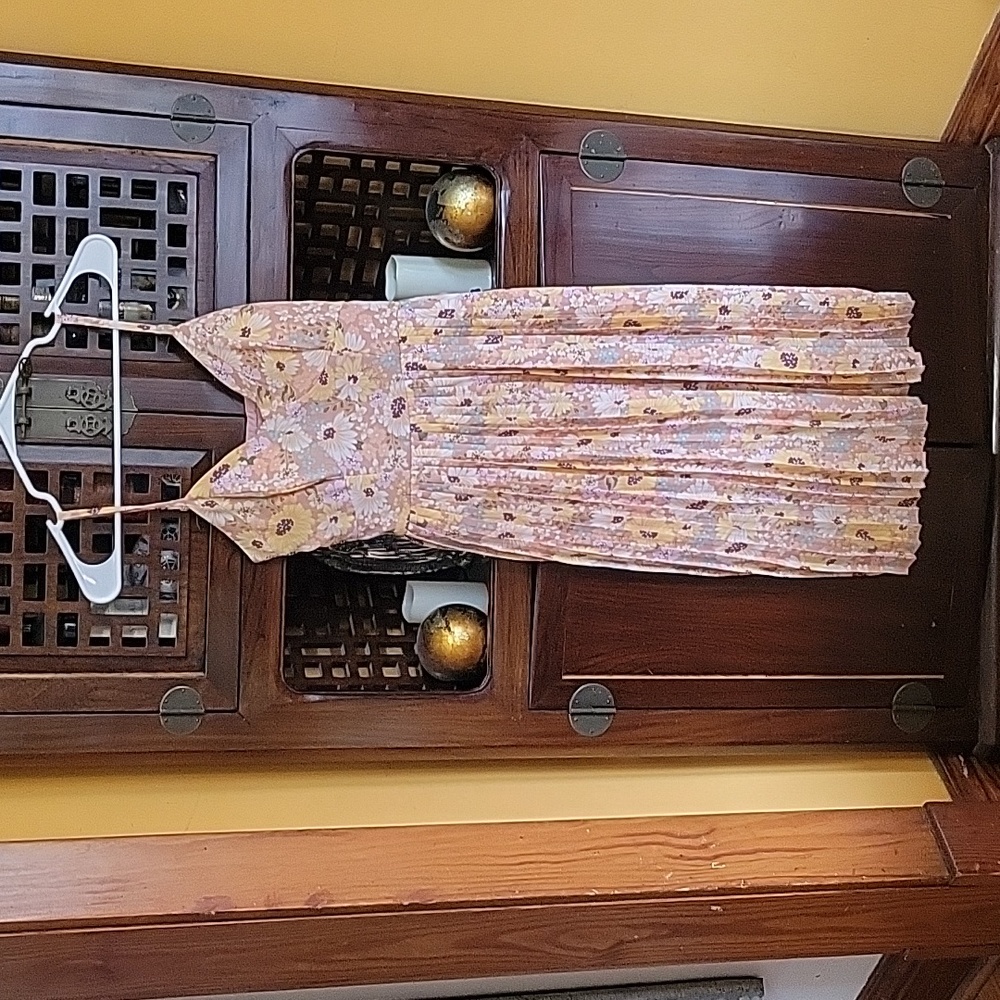 Floral, pleated dress. Beautiful sz small
